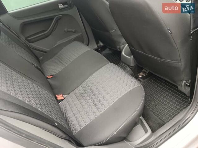 Серый Форд Фокус, объемом двигателя 1.6 л и пробегом 274 тыс. км за 4350 $, фото 10 на Automoto.ua