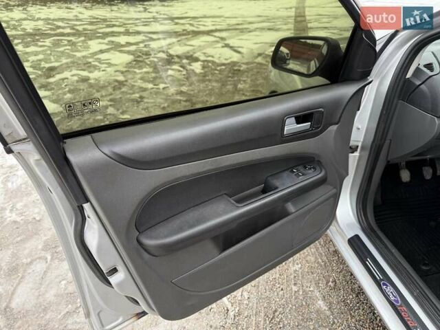 Серый Форд Фокус, объемом двигателя 1.6 л и пробегом 192 тыс. км за 4300 $, фото 6 на Automoto.ua