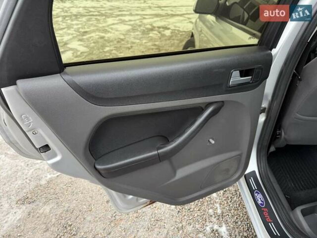 Серый Форд Фокус, объемом двигателя 1.6 л и пробегом 192 тыс. км за 4300 $, фото 10 на Automoto.ua