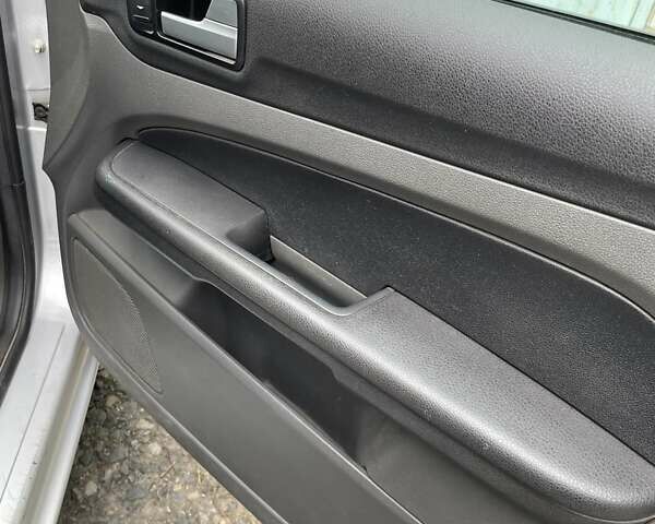 Серый Форд Фокус, объемом двигателя 1.6 л и пробегом 237 тыс. км за 5200 $, фото 4 на Automoto.ua