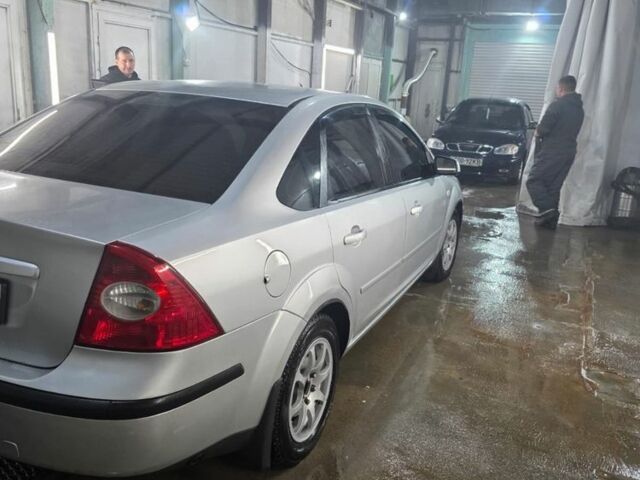 Серый Форд Фокус, объемом двигателя 1.6 л и пробегом 200 тыс. км за 4500 $, фото 3 на Automoto.ua