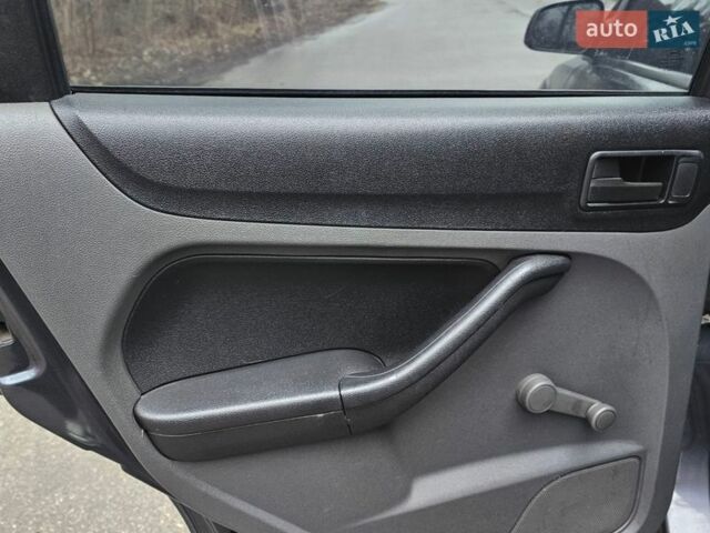 Серый Форд Фокус, объемом двигателя 1.6 л и пробегом 200 тыс. км за 2200 $, фото 17 на Automoto.ua