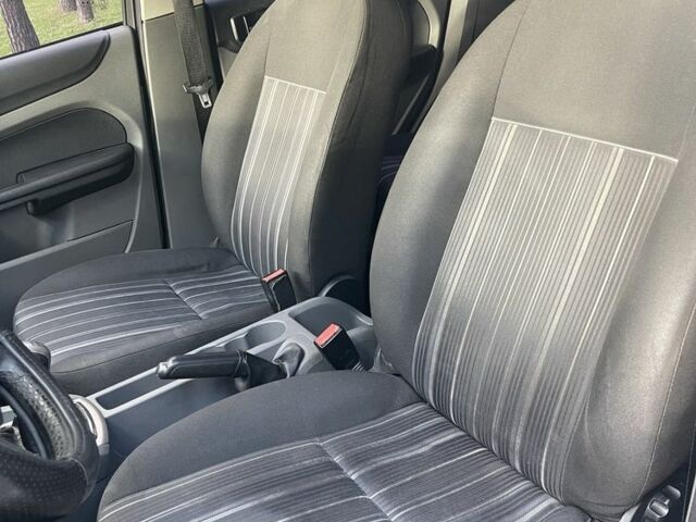 Серый Форд Фокус, объемом двигателя 1.6 л и пробегом 246 тыс. км за 3700 $, фото 5 на Automoto.ua