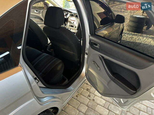 Серый Форд Фокус, объемом двигателя 1.6 л и пробегом 175 тыс. км за 5900 $, фото 46 на Automoto.ua