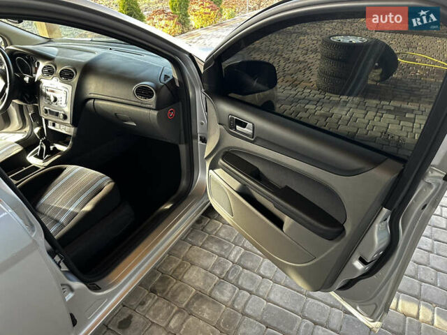 Серый Форд Фокус, объемом двигателя 1.6 л и пробегом 175 тыс. км за 5900 $, фото 48 на Automoto.ua