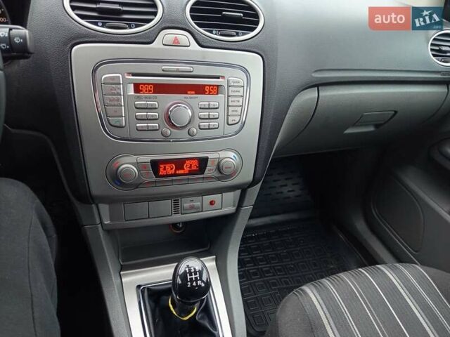 Серый Форд Фокус, объемом двигателя 1.6 л и пробегом 118 тыс. км за 4800 $, фото 3 на Automoto.ua