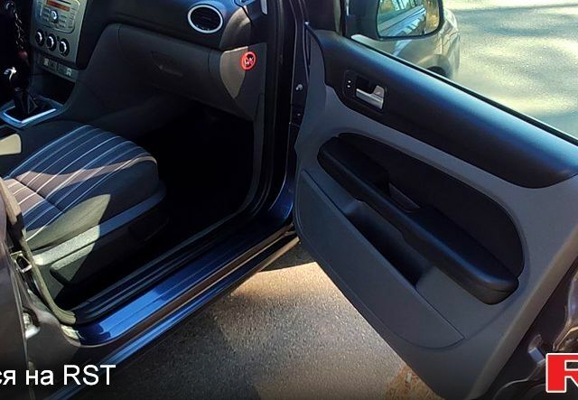 Серый Форд Фокус, объемом двигателя 18 л и пробегом 280 тыс. км за 4690 $, фото 9 на Automoto.ua