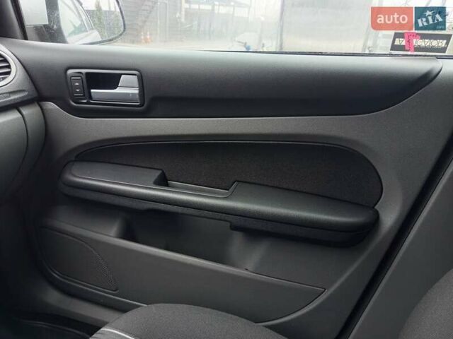 Серый Форд Фокус, объемом двигателя 1.6 л и пробегом 118 тыс. км за 4800 $, фото 6 на Automoto.ua