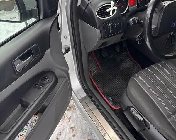 Серый Форд Фокус, объемом двигателя 1.6 л и пробегом 192 тыс. км за 5600 $, фото 8 на Automoto.ua