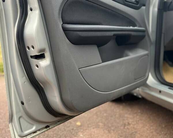 Серый Форд Фокус, объемом двигателя 1.6 л и пробегом 282 тыс. км за 5000 $, фото 9 на Automoto.ua