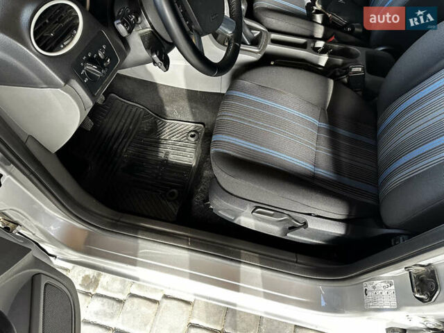 Серый Форд Фокус, объемом двигателя 1.6 л и пробегом 175 тыс. км за 5900 $, фото 30 на Automoto.ua