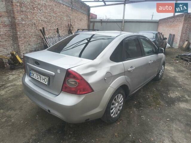 Серый Форд Фокус, объемом двигателя 1.6 л и пробегом 299 тыс. км за 2350 $, фото 1 на Automoto.ua