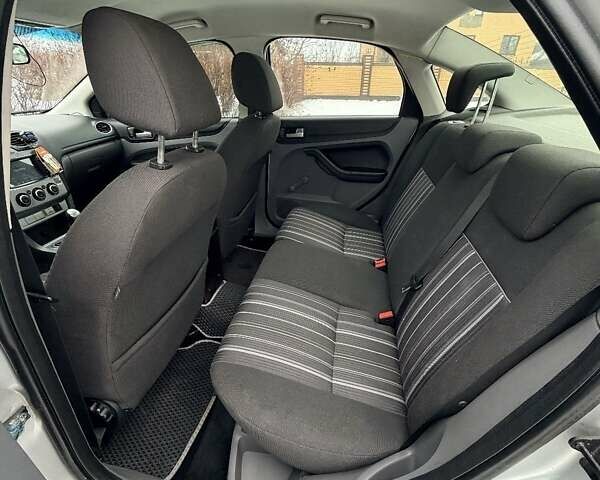 Серый Форд Фокус, объемом двигателя 1.6 л и пробегом 360 тыс. км за 4500 $, фото 7 на Automoto.ua