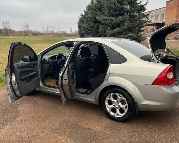 Серый Форд Фокус, объемом двигателя 1.6 л и пробегом 282 тыс. км за 5000 $, фото 3 на Automoto.ua