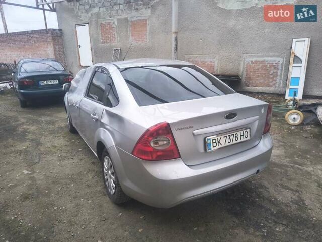 Серый Форд Фокус, объемом двигателя 1.6 л и пробегом 299 тыс. км за 2350 $, фото 2 на Automoto.ua