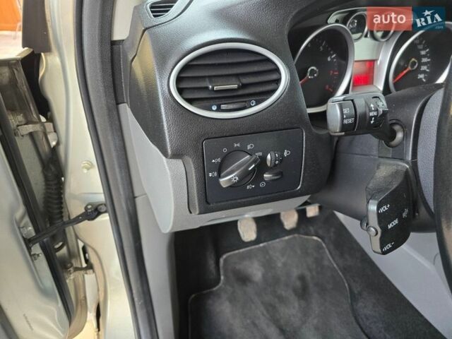 Сірий Форд Фокус, об'ємом двигуна 1.6 л та пробігом 165 тис. км за 6000 $, фото 19 на Automoto.ua