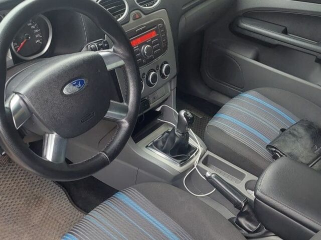 Серый Форд Фокус, объемом двигателя 1.6 л и пробегом 220 тыс. км за 3900 $, фото 6 на Automoto.ua