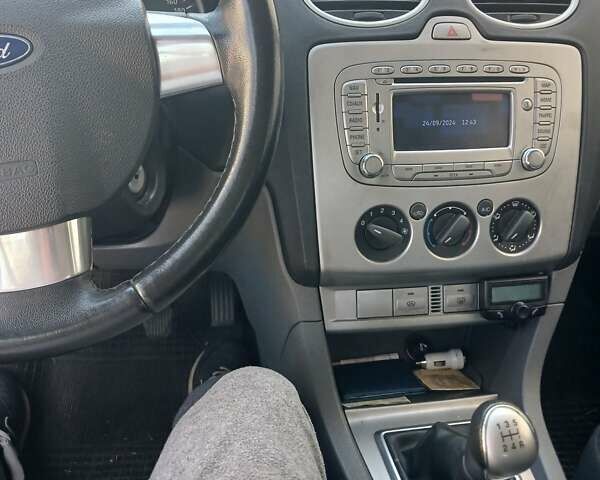 Сірий Форд Фокус, об'ємом двигуна 1.6 л та пробігом 289 тис. км за 5300 $, фото 2 на Automoto.ua