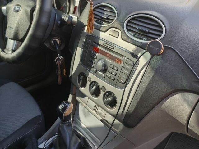 Серый Форд Фокус, объемом двигателя 1.6 л и пробегом 250 тыс. км за 5500 $, фото 4 на Automoto.ua