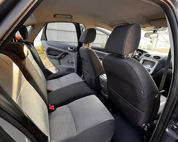 Серый Форд Фокус, объемом двигателя 1.6 л и пробегом 300 тыс. км за 6300 $, фото 5 на Automoto.ua