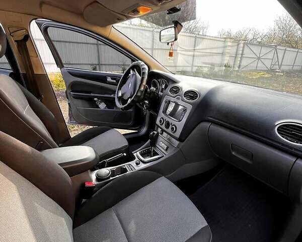 Серый Форд Фокус, объемом двигателя 1.6 л и пробегом 300 тыс. км за 6300 $, фото 4 на Automoto.ua