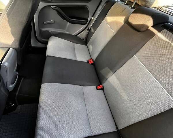 Серый Форд Фокус, объемом двигателя 1.6 л и пробегом 300 тыс. км за 6300 $, фото 9 на Automoto.ua