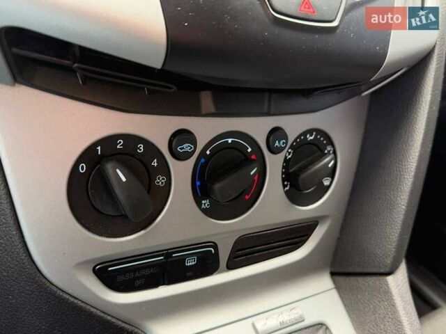 Серый Форд Фокус, объемом двигателя 2 л и пробегом 176 тыс. км за 8990 $, фото 18 на Automoto.ua