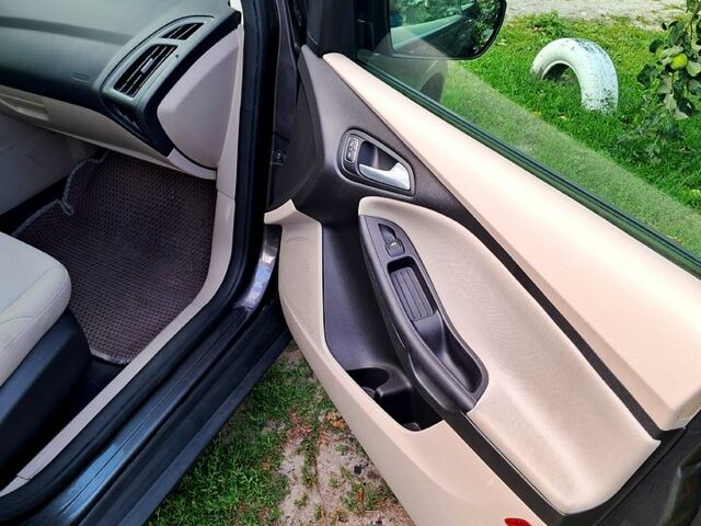 Форд Фокус 2015 в Краснокутске на Automoto.ua Серый Форд Фокус, объемом двигателя 2 л и пробегом 300 тыс. км за 7700 $, фото 3 на Automoto.ua