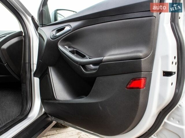 Сірий Форд Фокус, об'ємом двигуна 2 л та пробігом 97 тис. км за 9200 $, фото 34 на Automoto.ua