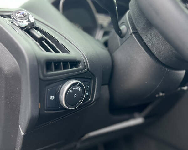 Сірий Форд Фокус, об'ємом двигуна 2 л та пробігом 149 тис. км за 8999 $, фото 61 на Automoto.ua