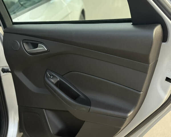 Сірий Форд Фокус, об'ємом двигуна 2 л та пробігом 135 тис. км за 9000 $, фото 26 на Automoto.ua