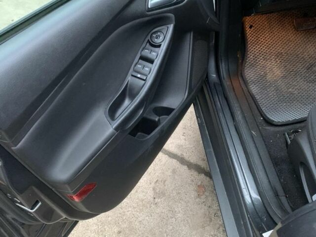 Серый Форд Фокус, объемом двигателя 1 л и пробегом 155 тыс. км за 7000 $, фото 6 на Automoto.ua