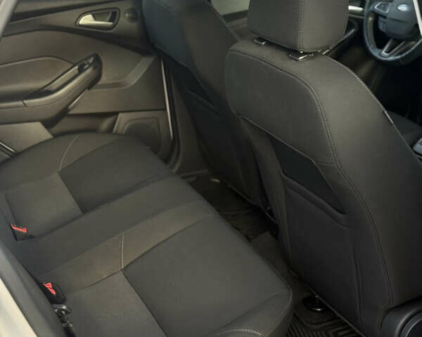 Сірий Форд Фокус, об'ємом двигуна 2 л та пробігом 135 тис. км за 9000 $, фото 23 на Automoto.ua