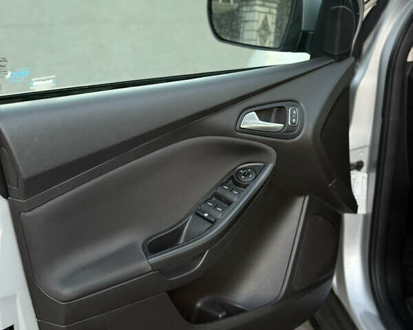 Сірий Форд Фокус, об'ємом двигуна 2 л та пробігом 135 тис. км за 9000 $, фото 22 на Automoto.ua