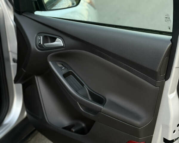 Сірий Форд Фокус, об'ємом двигуна 2 л та пробігом 135 тис. км за 9000 $, фото 19 на Automoto.ua