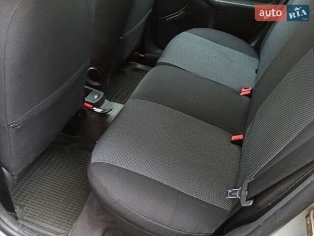 Серый Форд Фокус, объемом двигателя 1.8 л и пробегом 348 тыс. км за 2700 $, фото 5 на Automoto.ua