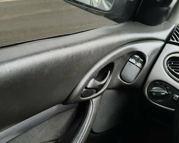 Серый Форд Фокус, объемом двигателя 1.8 л и пробегом 508 тыс. км за 3000 $, фото 7 на Automoto.ua