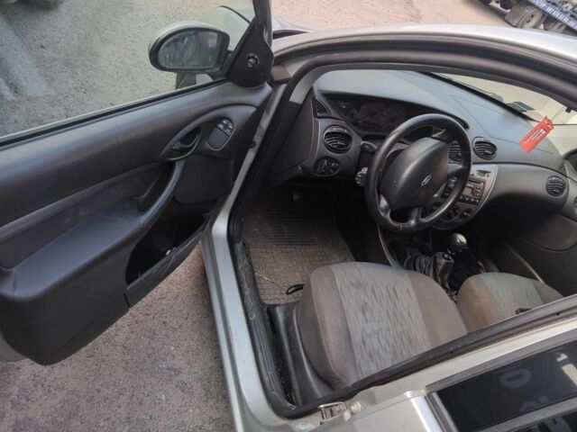 Серый Форд Фокус, объемом двигателя 1.8 л и пробегом 300 тыс. км за 1200 $, фото 5 на Automoto.ua