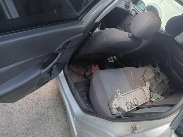 Серый Форд Фокус, объемом двигателя 1.8 л и пробегом 300 тыс. км за 1200 $, фото 6 на Automoto.ua