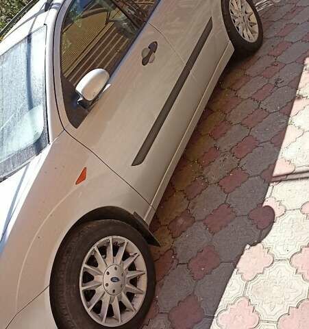 Серый Форд Фокус, объемом двигателя 1.6 л и пробегом 179 тыс. км за 4200 $, фото 1 на Automoto.ua