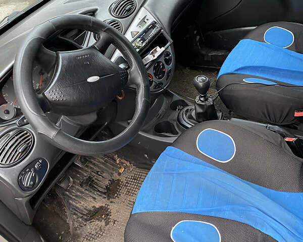 Серый Форд Фокус, объемом двигателя 1.8 л и пробегом 350 тыс. км за 1300 $, фото 3 на Automoto.ua