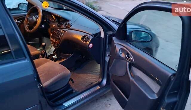 Серый Форд Фокус, объемом двигателя 1.8 л и пробегом 336 тыс. км за 3950 $, фото 3 на Automoto.ua