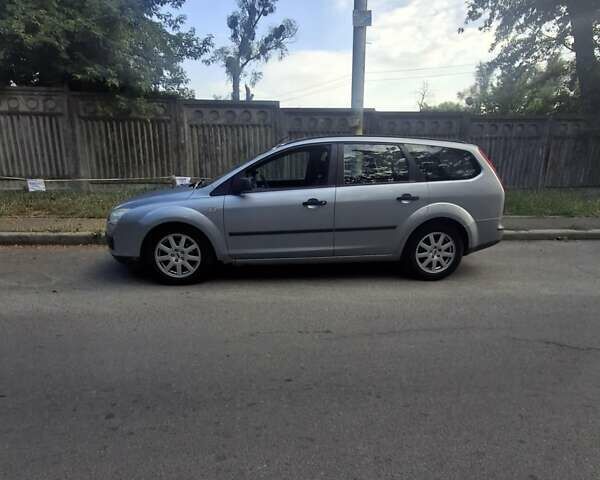 Серый Форд Фокус, объемом двигателя 1.6 л и пробегом 190 тыс. км за 5000 $, фото 1 на Automoto.ua