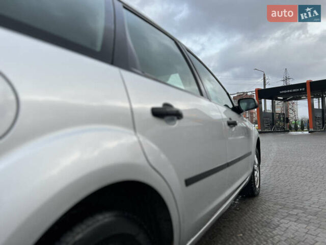 Сірий Форд Фокус, об'ємом двигуна 1.6 л та пробігом 200 тис. км за 3950 $, фото 5 на Automoto.ua