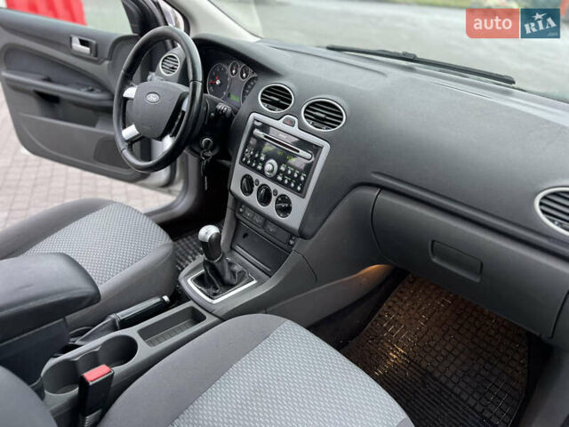 Сірий Форд Фокус, об'ємом двигуна 1.6 л та пробігом 200 тис. км за 3950 $, фото 9 на Automoto.ua