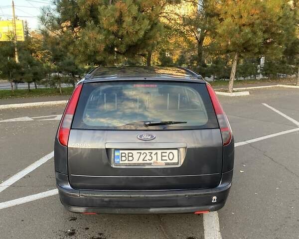 Серый Форд Фокус, объемом двигателя 1.6 л и пробегом 220 тыс. км за 4500 $, фото 4 на Automoto.ua