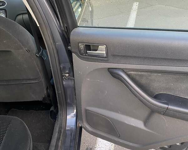 Серый Форд Фокус, объемом двигателя 1.6 л и пробегом 220 тыс. км за 4500 $, фото 10 на Automoto.ua