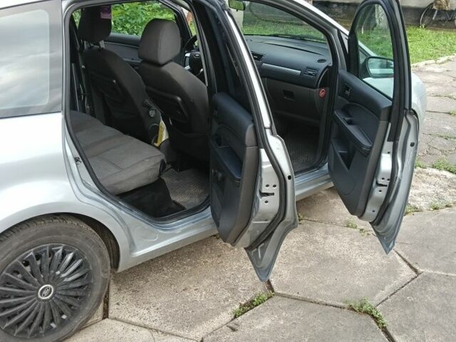 Серый Форд Фокус, объемом двигателя 1.6 л и пробегом 275 тыс. км за 4300 $, фото 6 на Automoto.ua