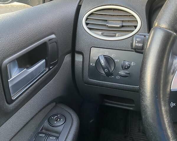 Серый Форд Фокус, объемом двигателя 1.6 л и пробегом 220 тыс. км за 4500 $, фото 13 на Automoto.ua