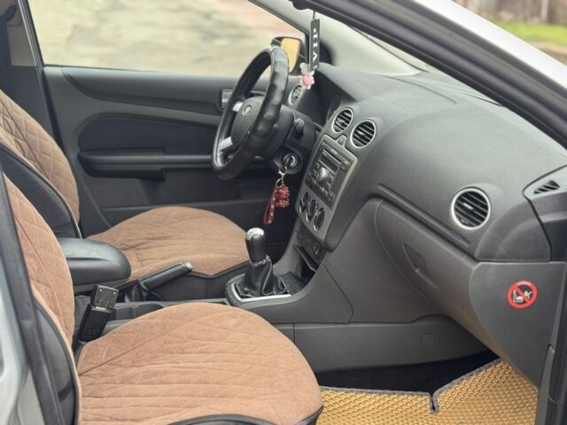 Сірий Форд Фокус, об'ємом двигуна 1.6 л та пробігом 300 тис. км за 3600 $, фото 4 на Automoto.ua